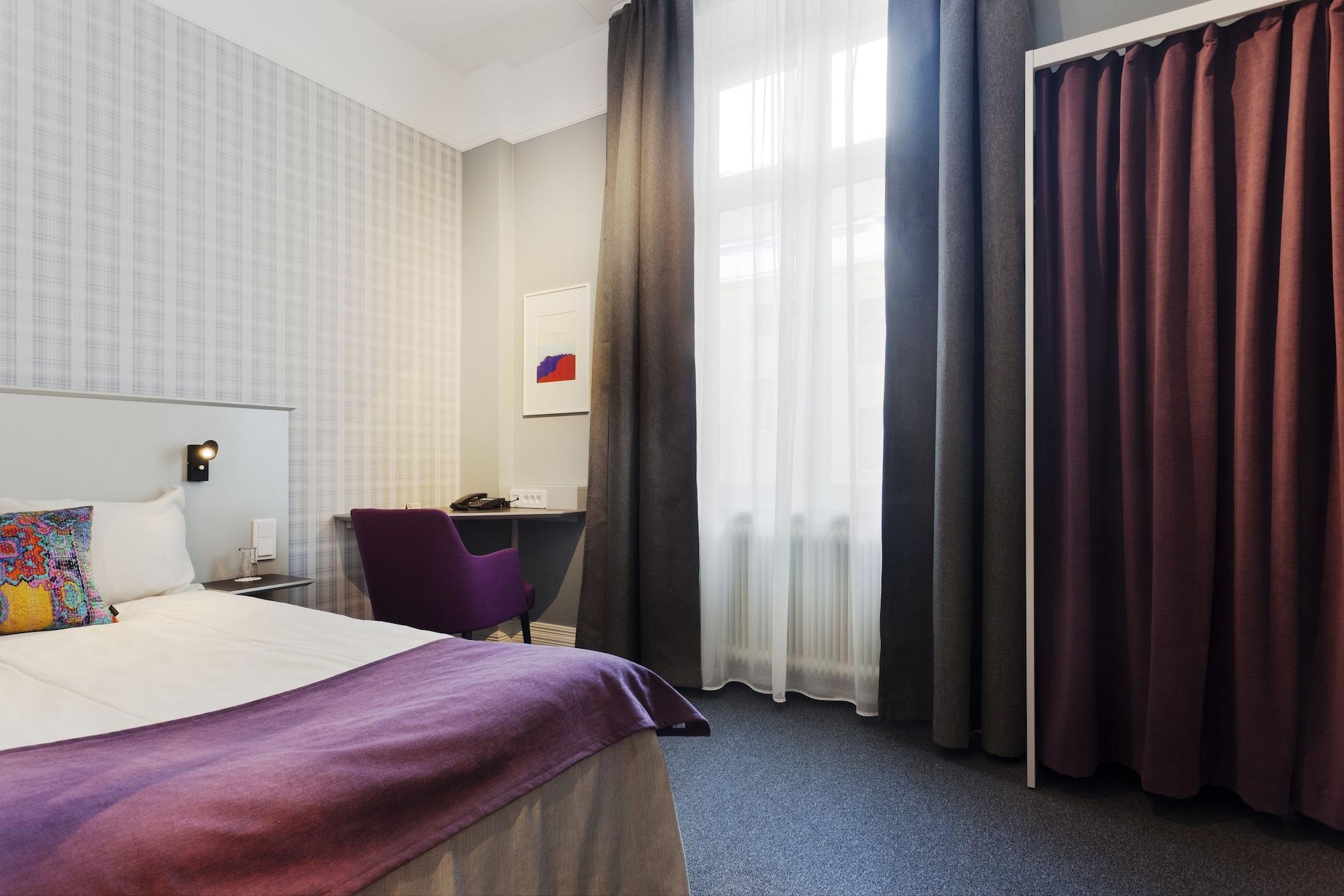 Hotel Oerebro Екстер'єр фото
